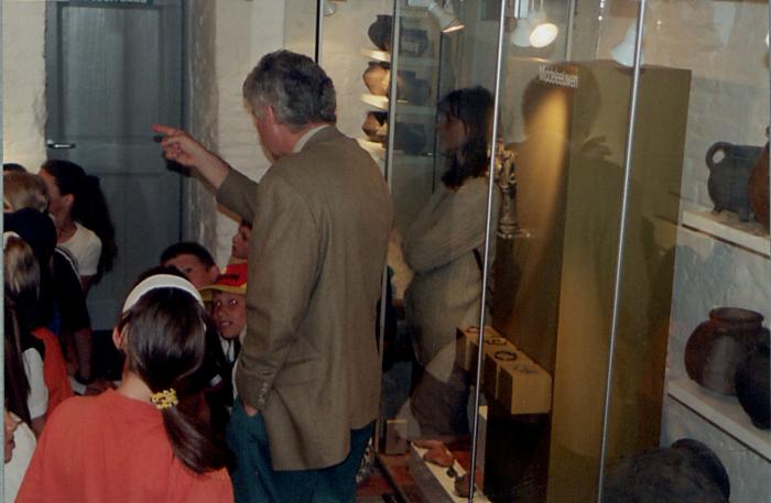 Taxandriamuseum. Huis metten Thoren. Taxandriagidsen, Marie-Paule Peeters, Johan Van Gorp en Gib Van Der Celen. met klasbezoek
