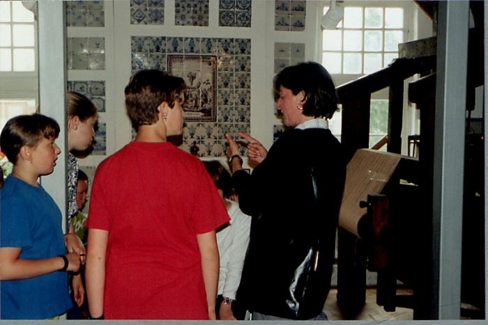 Taxandriamuseum. Huis metten Thoren. Taxandriagidsen, Marie-Paule Peeters, Johan Van Gorp en Gib Van Der Celen. met klasbezoek
