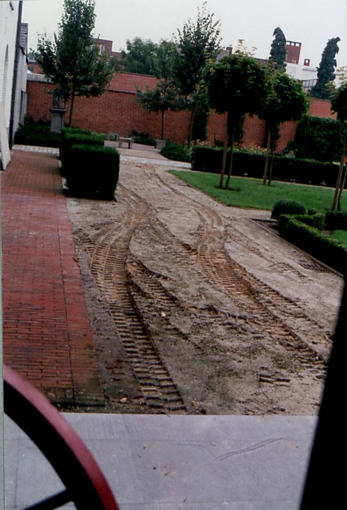 Taxandriamuseum. Huis metten Thoren. Beschadiging dolomiet en arduinen tegel aan de inkom.
