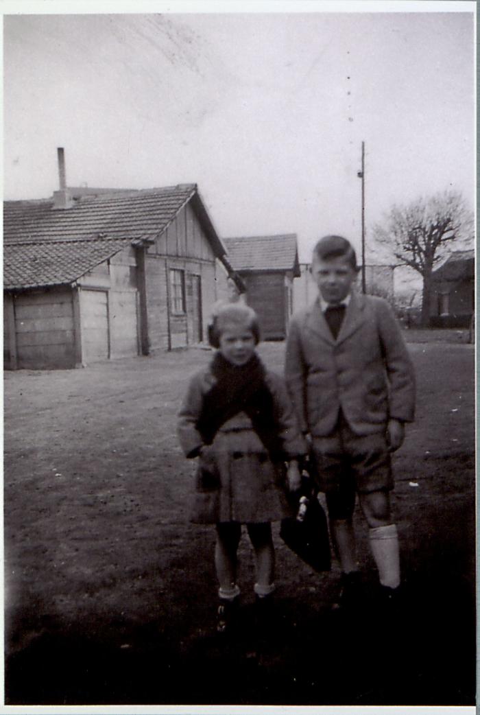 Noodwoningen aan brug 1, Albertina Isenborghs, Roger en Marie-Josée Willems, Koningin Elisabethlei 60, Turnhout, 1953.
