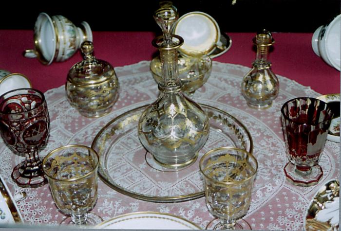 Taxandriamuseum, zaal Franciscus Xavéry, porseleinen voorwerpen, gouden munt.
