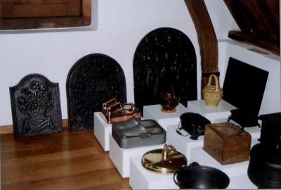 Taxandriamuseum, zolderverdieping, huisraad, zaal Francicus Xavéry porseleinen voorwerpen.
