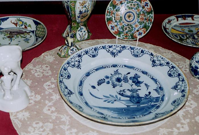 Taxandriamuseum, zaal Franciscus Xavéry, porseleinen voorwerpen, gouden munt.
