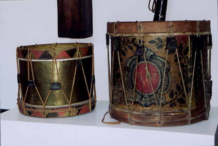 Taxandriamuseum, zaal Franciscus Xavéry, porseleinen voorwerpen, gouden munt.
