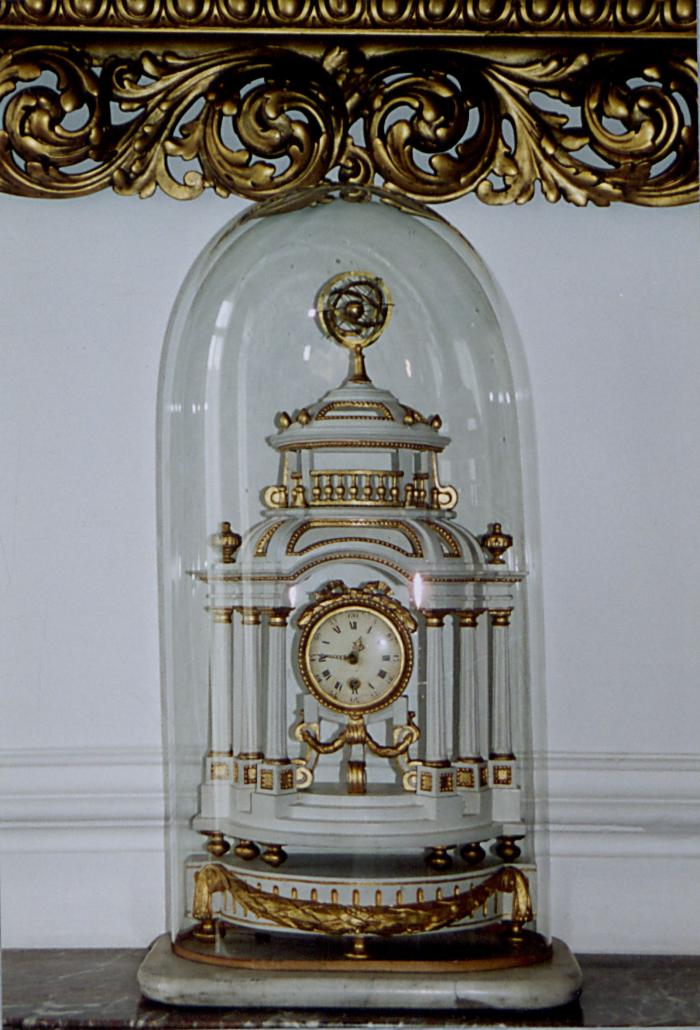 Taxandriamuseum, zaal Franciscus Xavéry, porseleinen voorwerpen, gouden munt.
