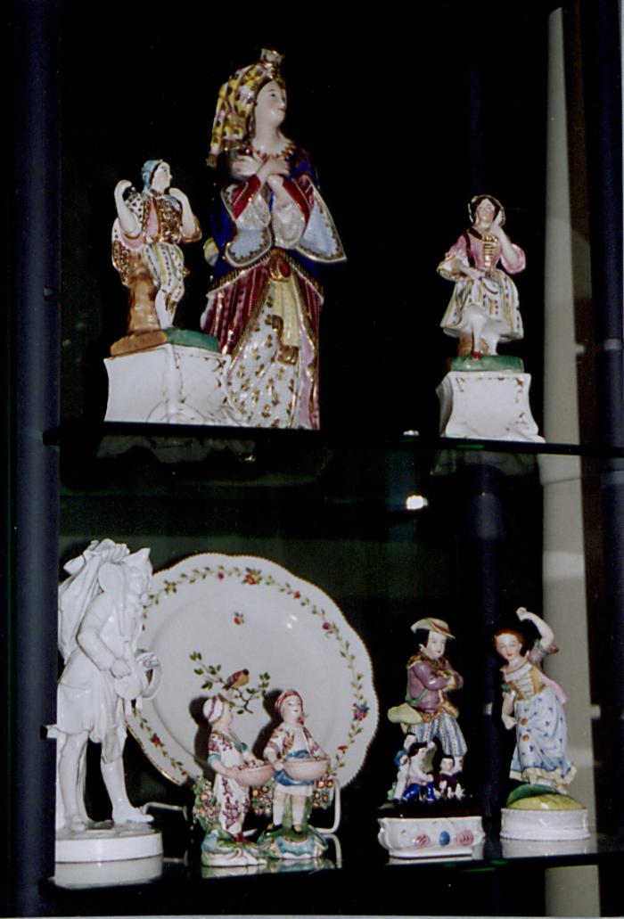 Taxandriamuseum, zaal Franciscus Xavéry, porseleinen voorwerpen, gouden munt.
