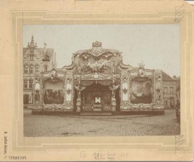 Gesloten paardenmolen op de Markt - "Den Toemolen"