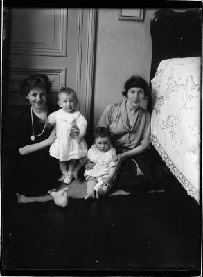 Baudouin en Yves Dierckx - de Casterlé met moeder Mitje Versteylen en tante Elisabeth Versteylen