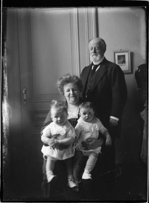 Alphonse Versteylen en Bertha du Four met kleinzonen Dierckx de Casterlé