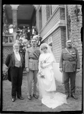 Foto uit de fotoreportage van het huwelijk tussen Josa Versteylen en Baron Raoul de Cartier Colonel Vlieger op de Paai.