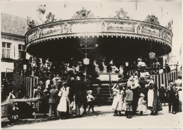 Turnhout kermis / kinderen op de paardjesmolen