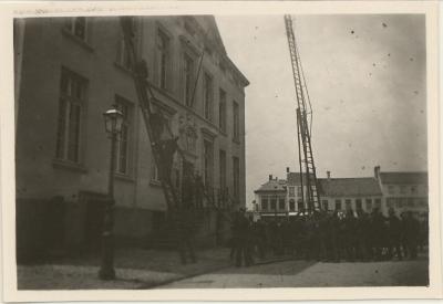 Brandweeroefeningen bij oud stadhuis