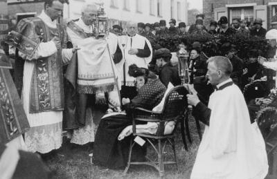 2de van links: Jansen Joannes Petrus. Pastoor-deken Turnhout 22/06/1921 tot 1927. Vicaris-generaal aartsbisdom Mechelen 23/04/1927 en overleden op 11 december 1940
