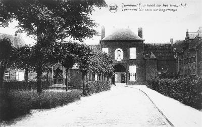 Achterkant ingang Begijnhof (foto van een prentkaart) 
