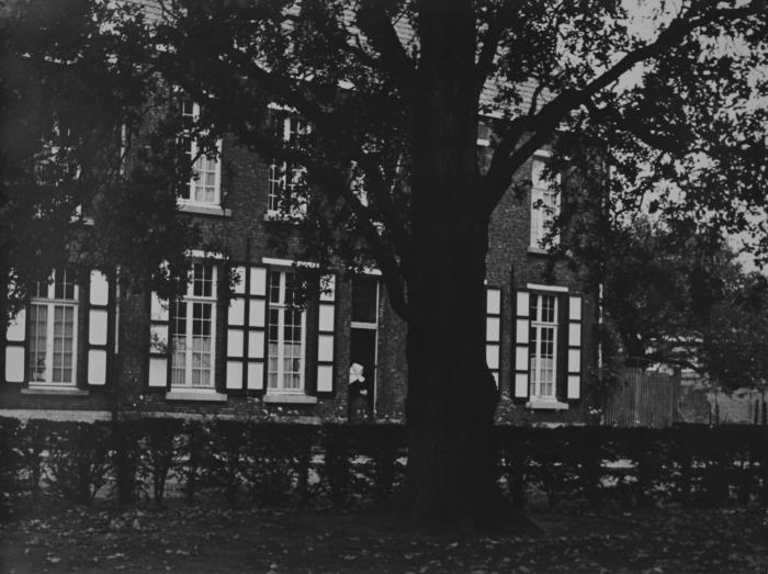 Fototentoonstelling "600 jaar Begijnhof". Begijn juffrouw Temmerman in de deur van het museum waar zij boven woonde
