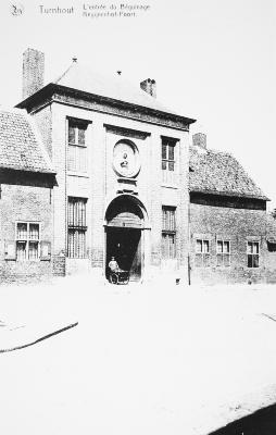 Voorkant ingang Begijnhof (foto van een prentkaart)
