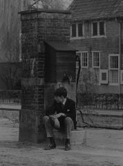 Fototentoonstelling "600 jaar Begijnhof".  Aan de waterpomp.
