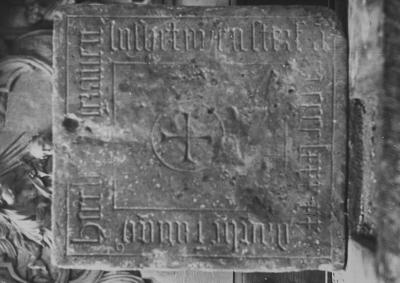 Grafsteen afkomstig uit het eerste kerkje

