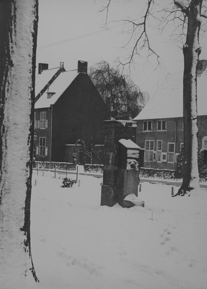 Fototentoonstelling "600 jaar begijnhof". De pomp.
