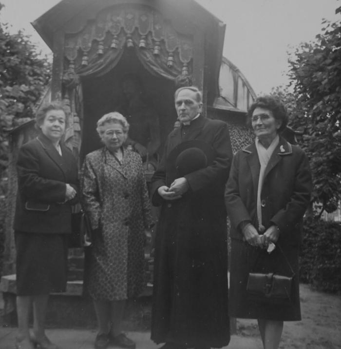 Pastoor Dox met dames bij Christus op de koude Steen (kruisberg)
