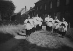 Misdienaars processie in eerste rij Herman Deckx
