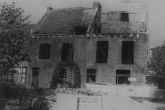 Eerste huizen rechts.  Restauratie
