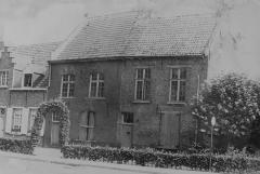 Eerste huizen rechts.  Restauratie
