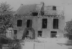 Eerste huizen rechts.  Restauratie
