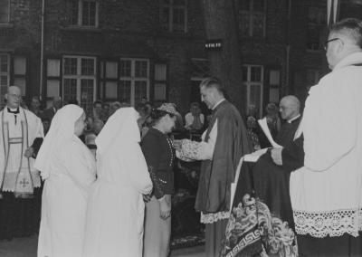 25-jaar Ziekentriduum - Hulpbisschop Suenens en deken Reynen + Frickel
