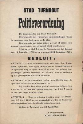 "Politieverordening (…) Overwegende dat rumoerige samenscholingen thans de openbare orde bedreigen in de stad (…) 26 april 1955", affiche
