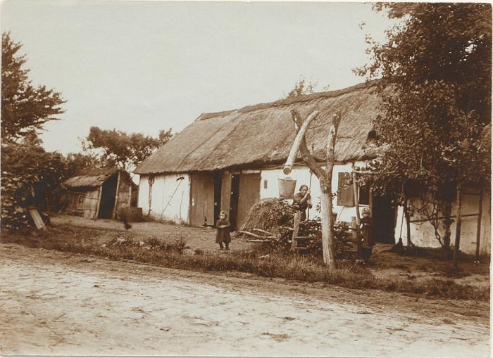 Kempische boerderij met strooien dak, lemen wand en waterput