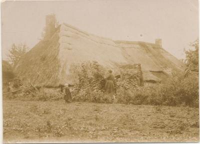 Oude Kempische schuur (strooien dak tot tegen grond)