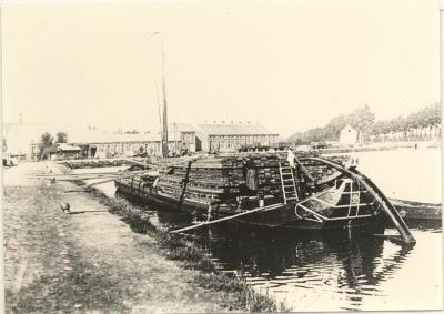 Vrachtschip met hout in de kom van kanaal