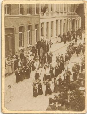 Processie in de Leopoldstraat