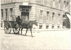 Kolenboer met paard en kar aan de Hofstraat-St. Antoniusstraat