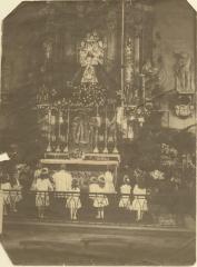 Sint-Pieterskerk - Kinderen als bruidje gekleed, biddend voor hun vader soldaat aan het Maria-altaar tijdens WO I