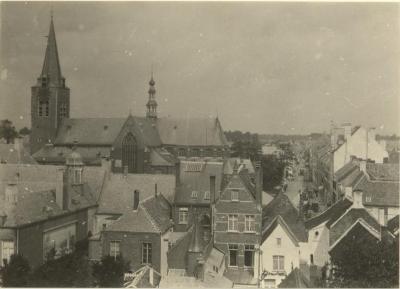 Panoramazicht zuidgevel St. Pieterskerk, Patersstraat en oostkant Markt