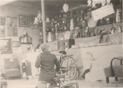 Tombolaprijzen in barak op Markt voor Winterhulp 1937
