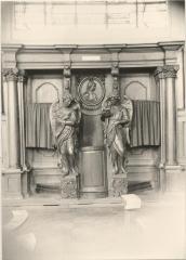 St. Pieterskerk / Biechtstoelen met medaillon