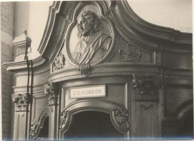 St. Pieterskerk / biechtstoel met medaillon van St. Jan (19e E)