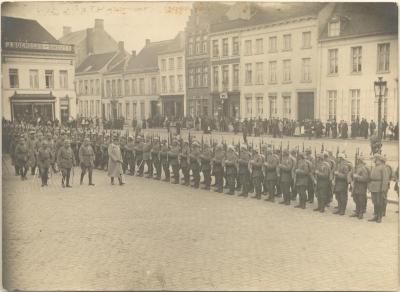 Troepenschouwing van de Duitsers op de Grote Markt tijdens Wereldoorlog I