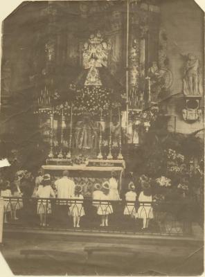 Sint-Pieterskerk - Kinderen als bruidje gekleed, biddend voor hun vader soldaat aan het Maria-altaar tijdens WO I