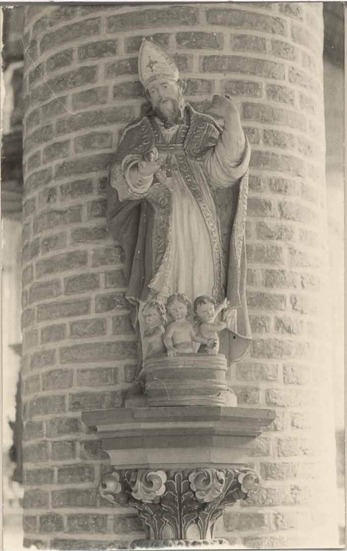 O.L.-Vrouwkerk / Beeld van H. Nicolaas van Myra met kinderen