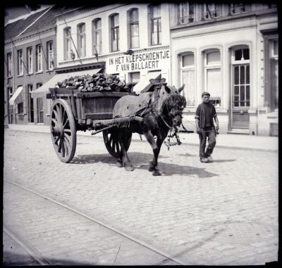 Paard met geladen kar aan winkel "In het klepschoentje F. Van Ballaert"