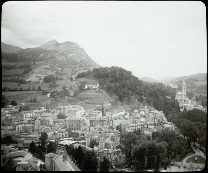 Lourdes I - zicht vanop kasteel - V. Hal