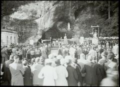 Lourdes I -V. Hal- viering aan grot