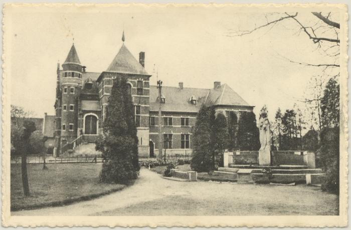 Oud-Turnhout. Gemeentehuis en Monument O.L.Vr.