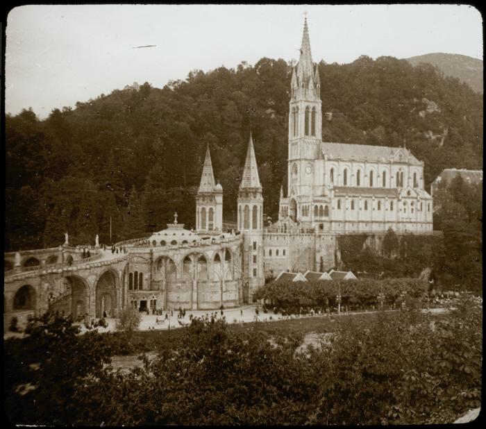 Lourdes I - zicht op basiliek- V. Hal