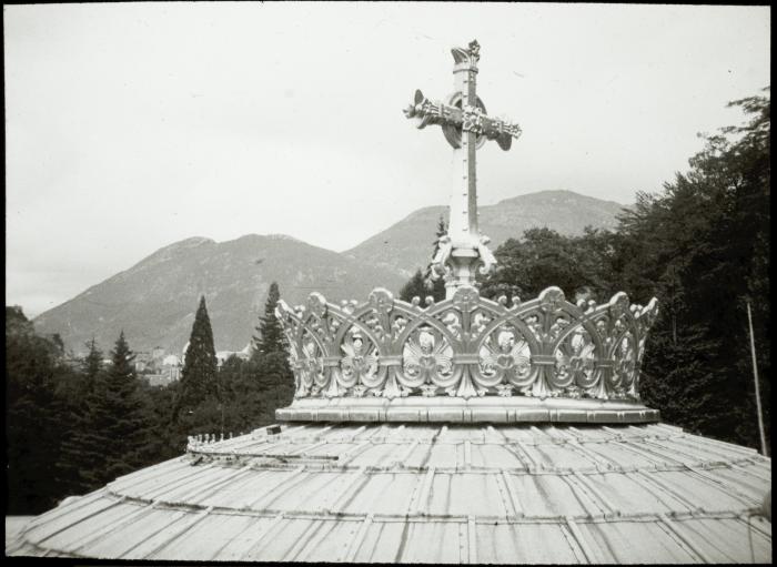 Lourdes I - koepel met kruis - V. Hal