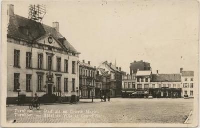 Turnhout. - Stadhuis en Groote Markt. Hôtel de Ville et Grand'Place